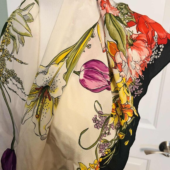 🌺 Vintage 100% Silk Floral Scarf — Italian Botanical Elegance (85 × 85 cm) - Picture 4 of 8